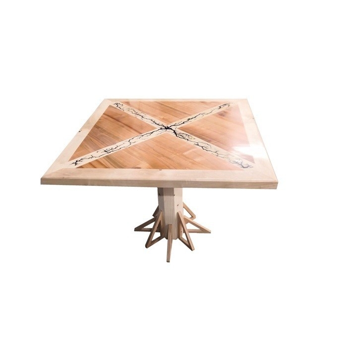 Table en bois avec lichtenberg
