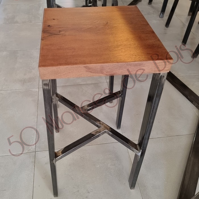 Tabouret "YPSYLONE" en vieux chêne