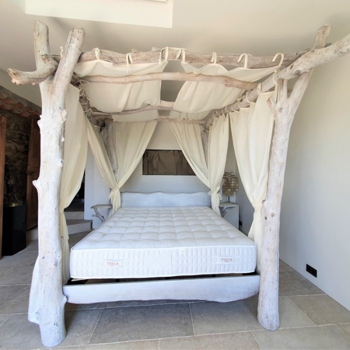 Lit à baldaquin en bois flotté
