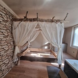 Lit à baldaquin en bois flotté