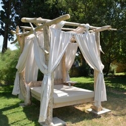 Lit à baldaquin en bois flotté